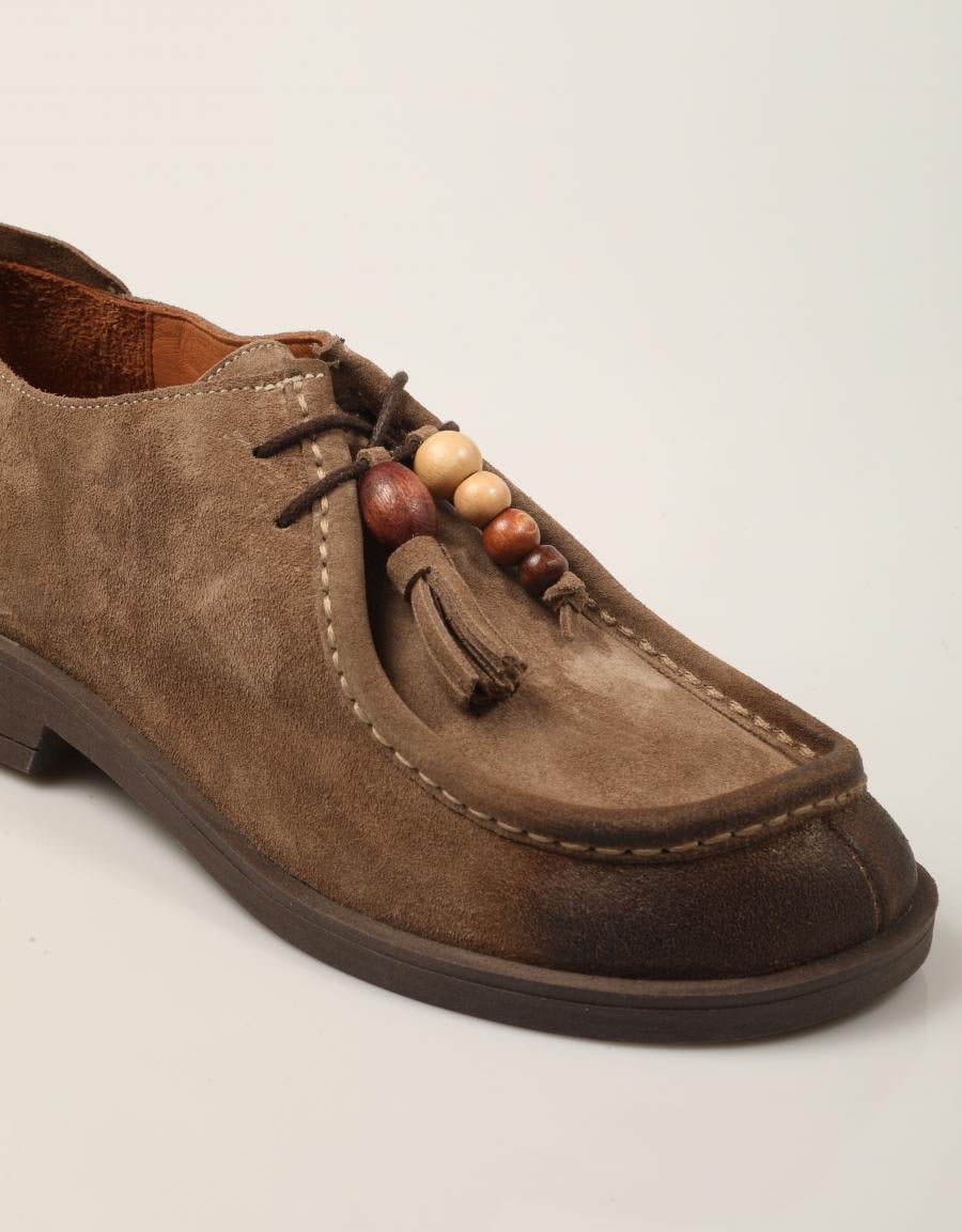 ZAPATOS SPORT REBECCA HOPE WALLABEE SUGUERO SUEDE-TAUPE en color Beige