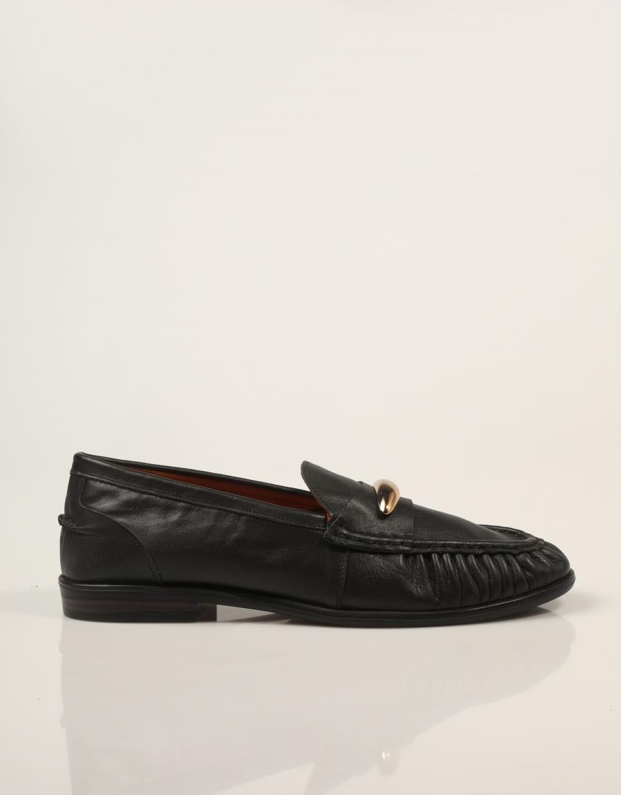 MOCASINES REBECCA HOPE MOCASIN CHAPA BLACK en color Negro