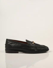 MOCASINES REBECCA HOPE MOCASIN CHAPA BLACK en color Negro