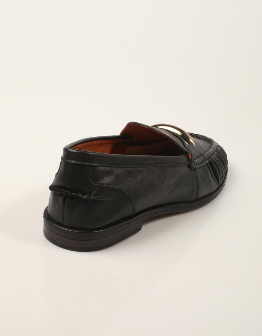 MOCASINES REBECCA HOPE MOCASIN CHAPA BLACK en color Negro
