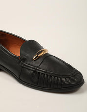 MOCASINES REBECCA HOPE MOCASIN CHAPA BLACK en color Negro