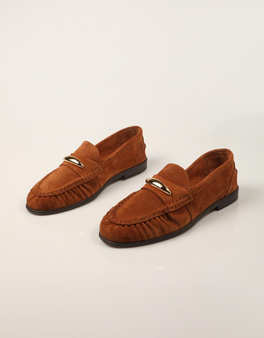 MOCASINES REBECCA HOPE MOCASIN CHAPA COGNAC en color Cuero