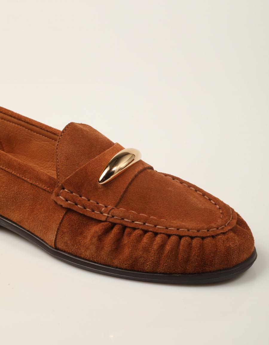 MOCASINES REBECCA HOPE MOCASIN CHAPA COGNAC en color Cuero