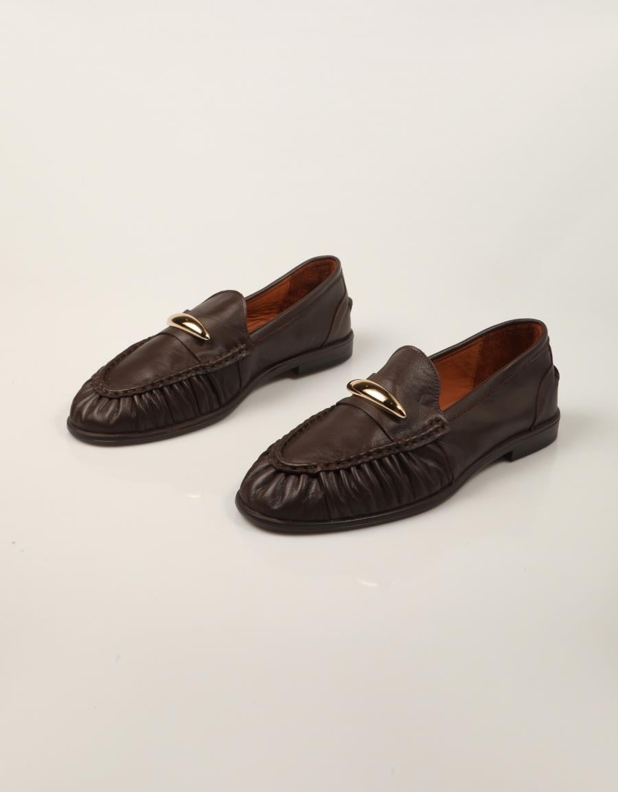 MOCASINES REBECCA HOPE MOCASIN CHAPA KAKAO en color Marron