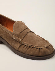 MOCASINES REBECCA HOPE MOCASIN SUGUERO SUEDE-TAUPE en color Taupe