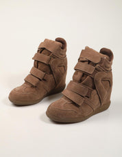 BOTINES TOP 3 ZAPATILLA CUÑA TAUPE en color Taupe