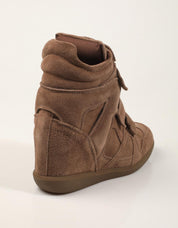 BOTINES TOP 3 ZAPATILLA CUÑA TAUPE en color Taupe