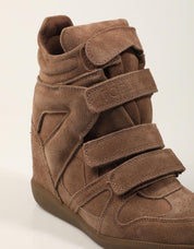 BOTINES TOP 3 ZAPATILLA CUÑA TAUPE en color Taupe