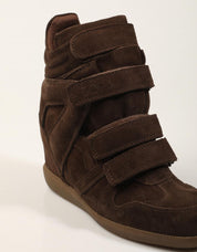 BOTINES TOP 3 ZAPATILLA CUÑA MOKA en color Marron