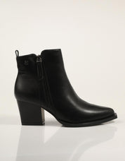 BOTINES XTI BOTIN CAMPERO NAPA NEGRO en color Negro