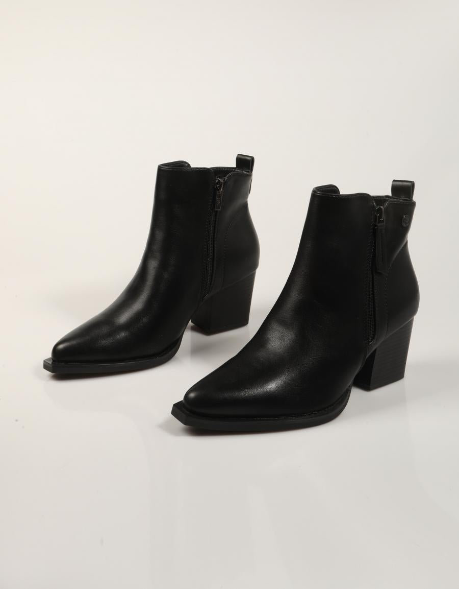 BOTINES XTI BOTIN CAMPERO NAPA NEGRO en color Negro