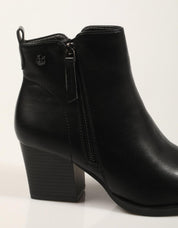 BOTINES XTI BOTIN CAMPERO NAPA NEGRO en color Negro