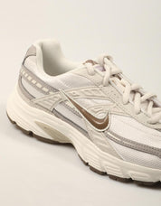 ZAPATILLAS NIKE INITIATOR BEIGE IB4339 en color Beige