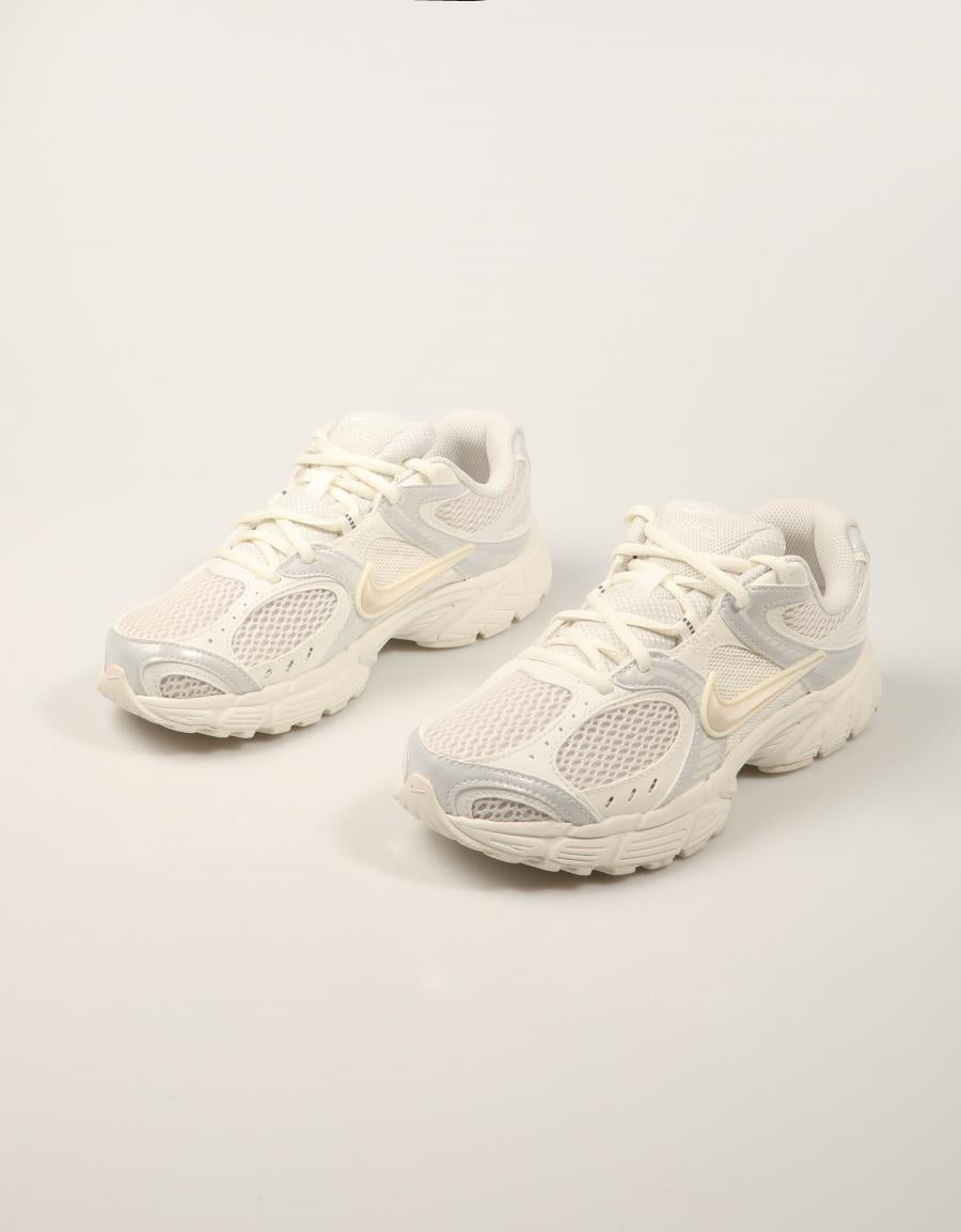 ZAPATILLAS NIKE V5 RNR BEIGE IQ0276 en color Beige