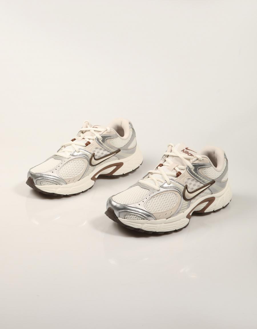 ZAPATILLAS NIKE V5 RNR SAIL HQ7901 en color Beige