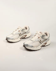 ZAPATILLAS NIKE V5 RNR SAIL HQ7901 en color Beige