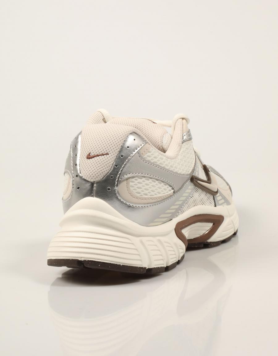 ZAPATILLAS NIKE V5 RNR SAIL HQ7901 en color Beige