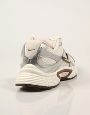 ZAPATILLAS NIKE V5 RNR SAIL HQ7901 en color Beige