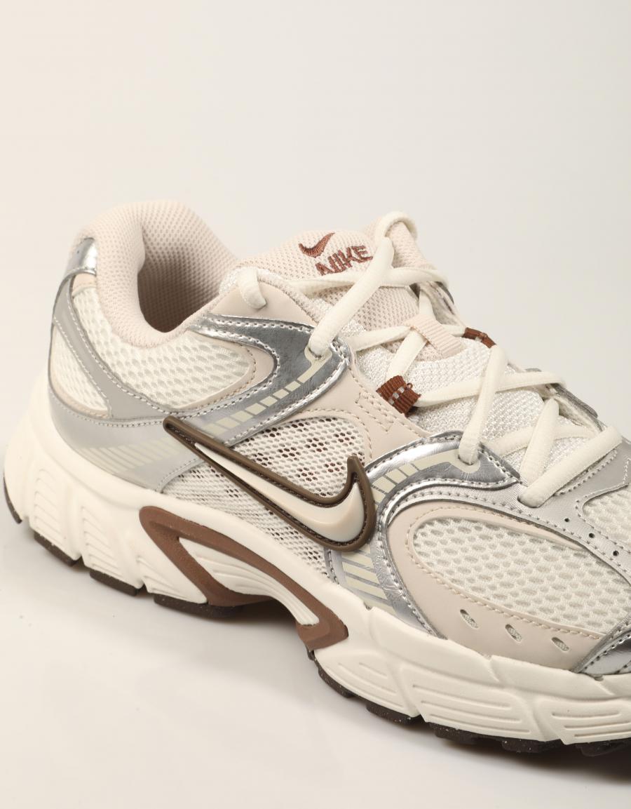 ZAPATILLAS NIKE V5 RNR SAIL HQ7901 en color Beige