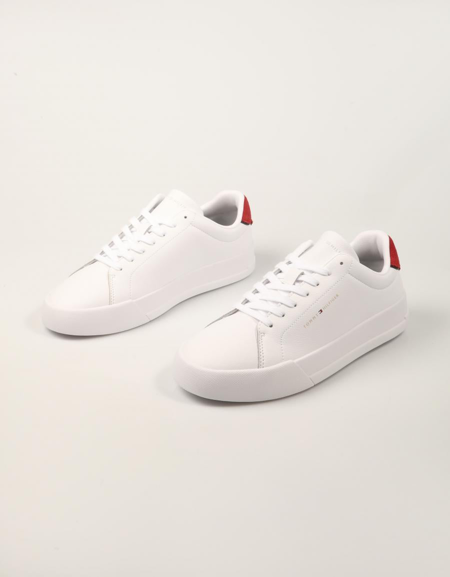 ZAPATILLAS TOMMY HILFIGER COURT WHITE/RED FM0FM05367 en color Blanco