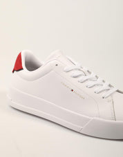 ZAPATILLAS TOMMY HILFIGER COURT WHITE/RED FM0FM05367 en color Blanco