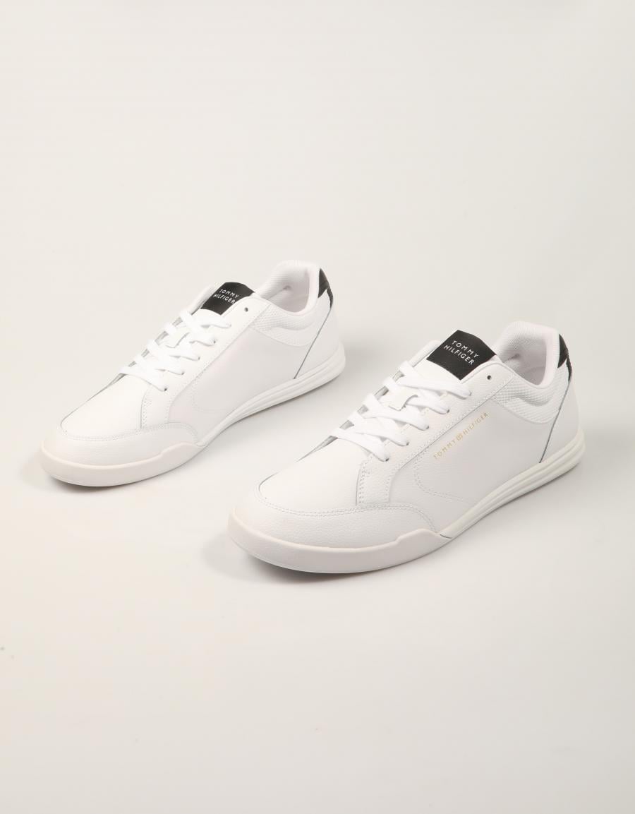 ZAPATILLAS TOMMY HILFIGER LOW PROFILE WHITE/BLACK FM0FM06097 en color Blanco