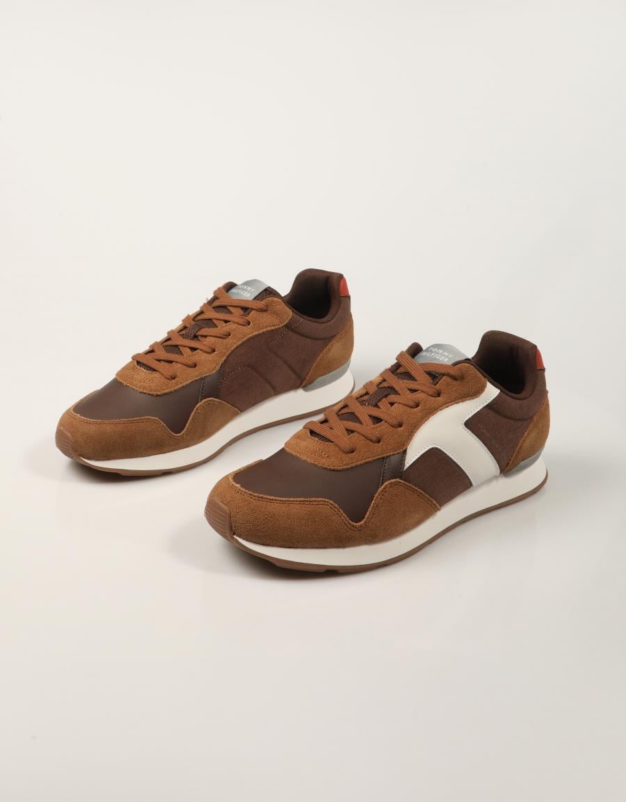 ZAPATILLAS TOMMY HILFIGER RUNNER COCONUT FM0FM06111 en color Marron