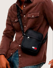 RIÑONERA TOMMY HILFIGER REPORTER BLACK AM0AM15026 en color Negro