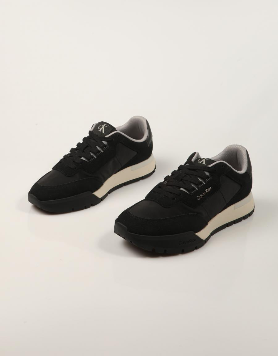 ZAPATILLAS CALVIN KLEIN RUNNER BLACK HM0HM02389 en color Negro