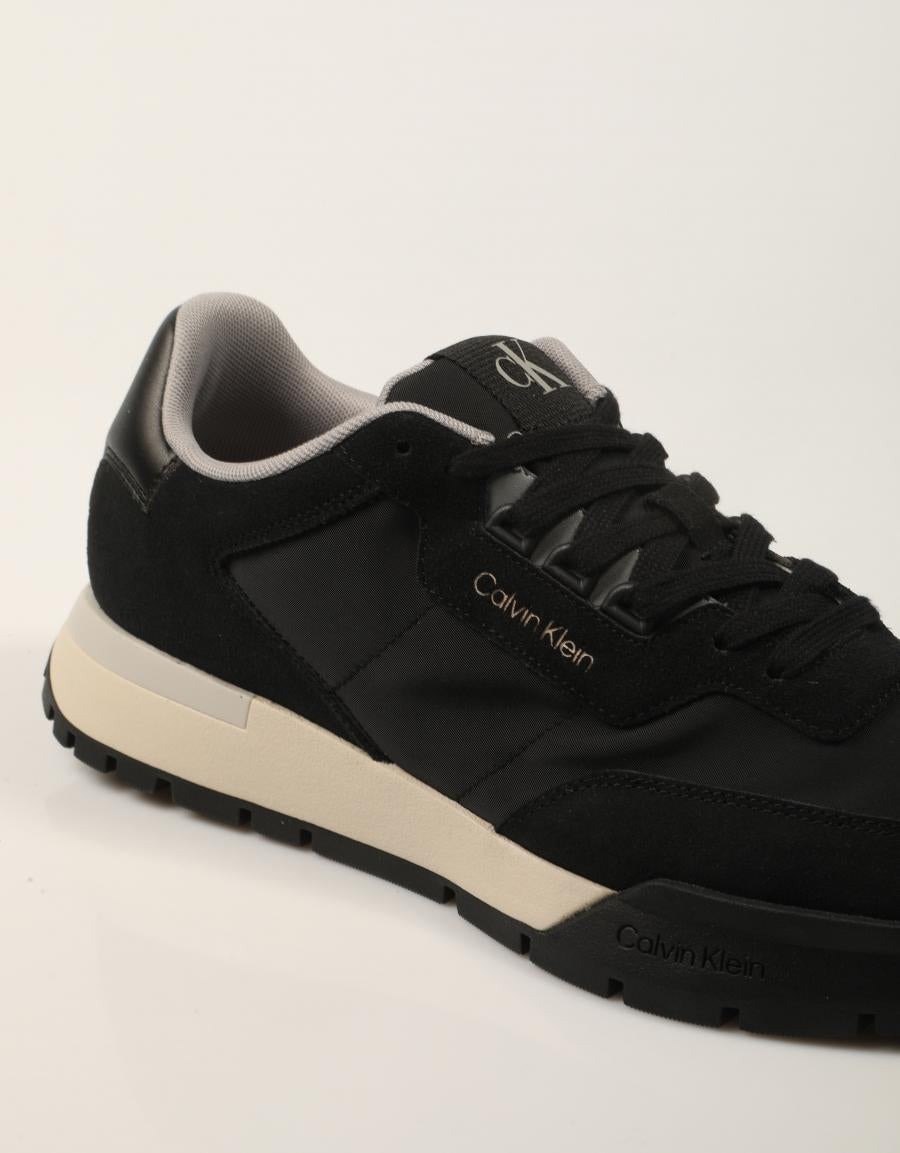 ZAPATILLAS CALVIN KLEIN RUNNER BLACK HM0HM02389 en color Negro