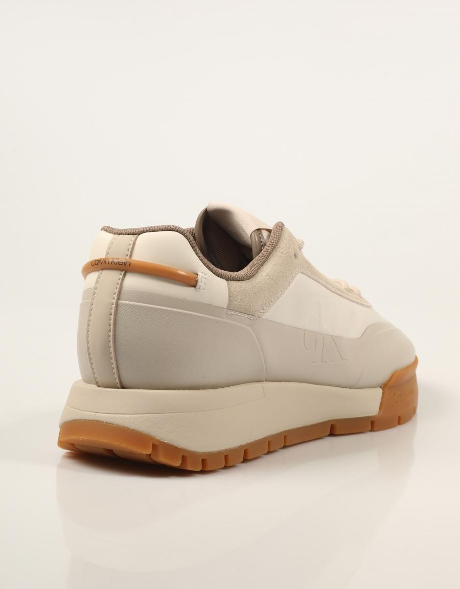 ZAPATILLAS CALVIN KLEIN TOOTHY RUN DK ECRU HM0HM02390 en color Beige