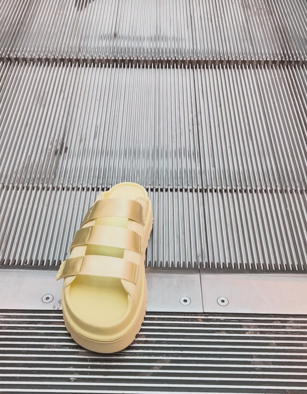 SANDALIAS UGG W GOLDENGLOW SLIDE en color Amarillo
